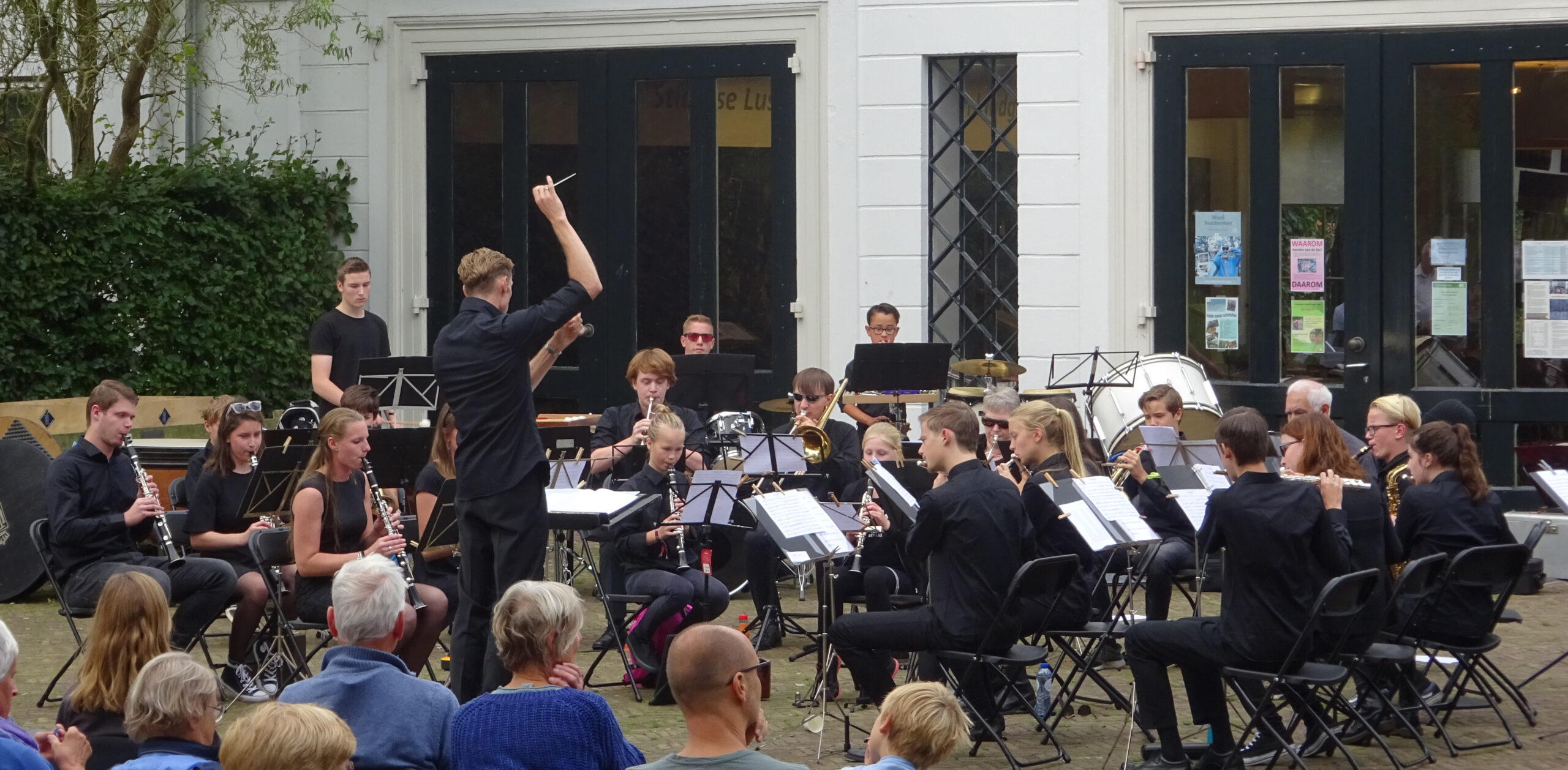 Klein Harmonieorkest tijdens een optreden